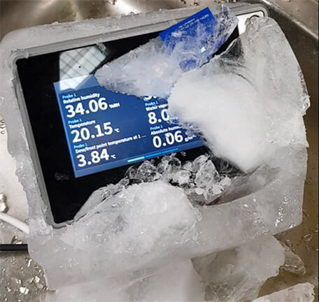 Transmițătorul Indigo 520 în proces de operare, într-un cub de gheață